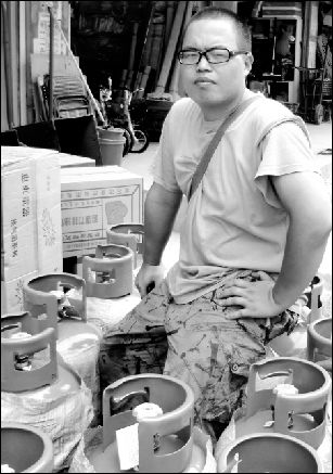 武大畢業(yè)生回鄉(xiāng)做了5年送氣工 自稱無愧于校訓